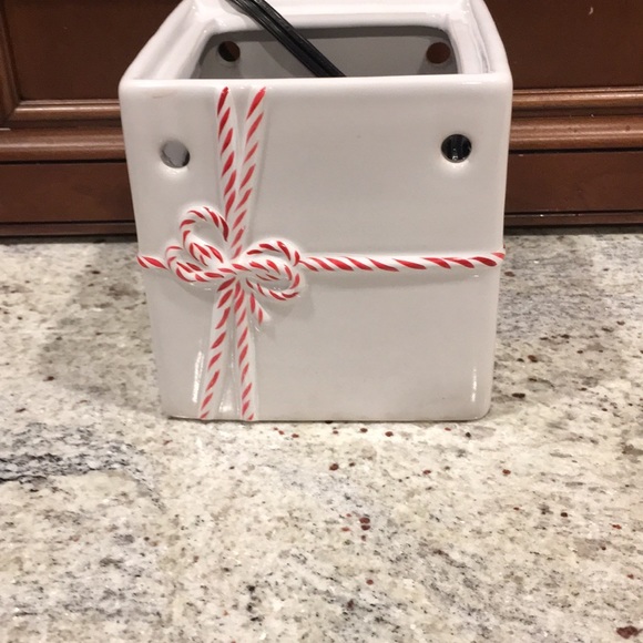 Sold…..2 Wax Warmers with 4 waxes bundle - Picture 3 of 7